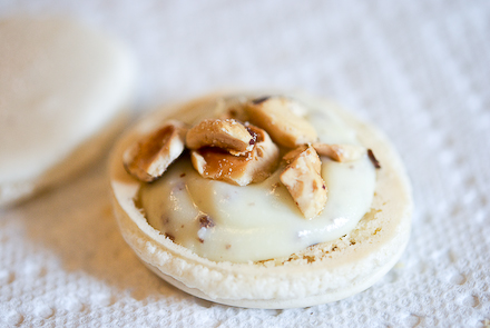 white-truffle-macarons-8