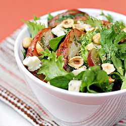 Autumn harvest salad: fennel-roasted apples, grapes, blue cheese and toasted hazelnuts